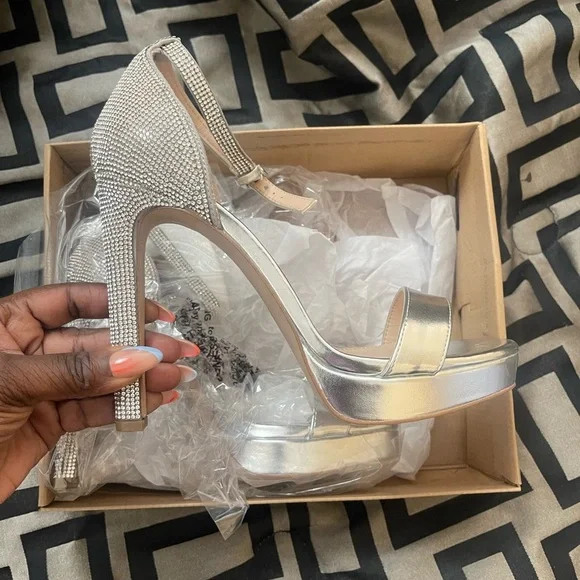 Steve Madden Womens Kisha Silver Ankle Strap Heels Size 9.5 - Picture 5 of 5